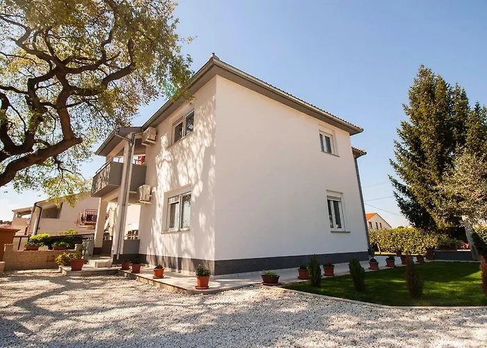 Carmen 아파트 풀라